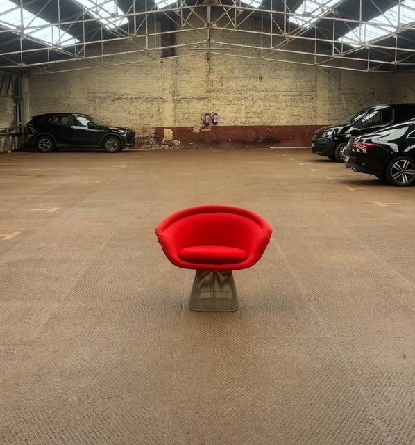 Iconische rode fauteuil in ruime industriële ruimte