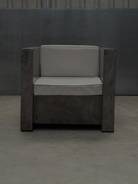 Brutalistisch sculpturaal fauteuil in geborsteld metaal