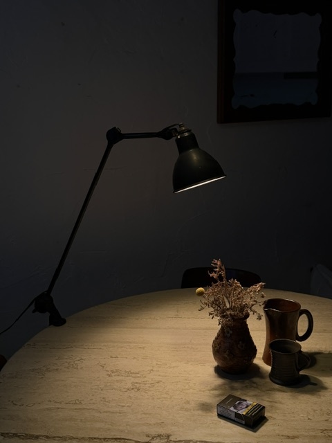 Industriële atelier werklamp op stenen tafel met stillevendetails