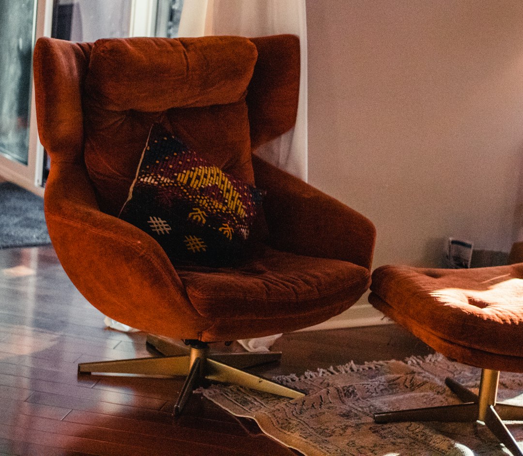 Leather Lounge Chair & Ottoman